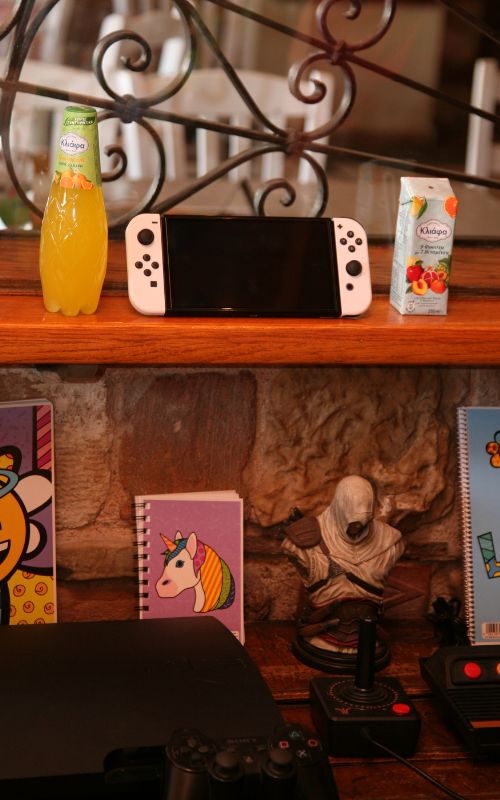 Ένα Nintendo Switch δίπλα σε προϊόντα Κλιάφα και SKAG