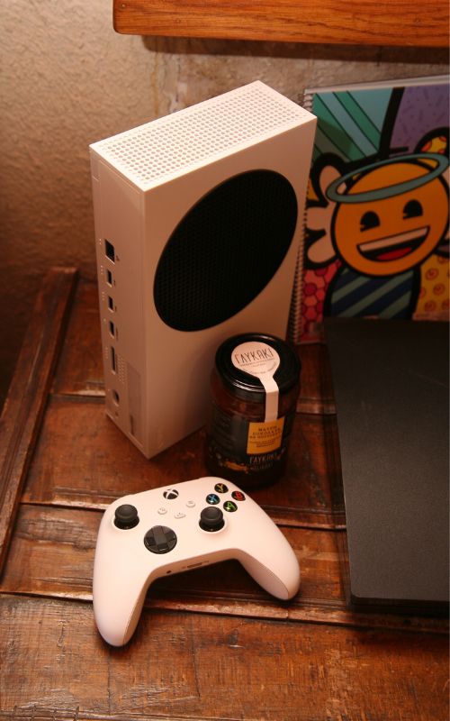 Ένα Xbox Series S δίπλα σε προϊόντα  SKAG και Γλυκάκι