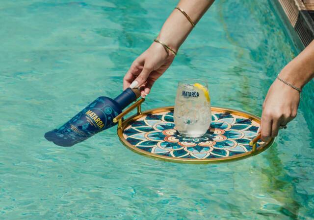 Mataroa Gin στην πισίνα