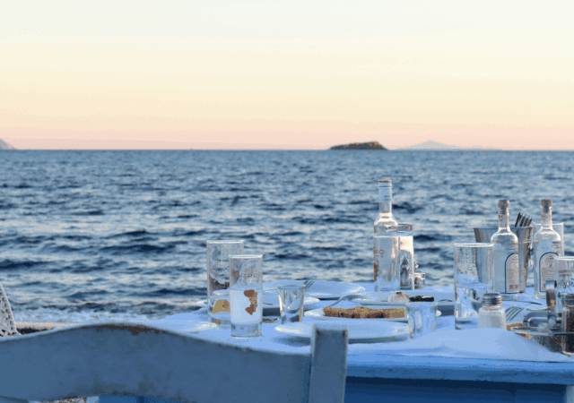 Τραπέζι με ούζο και τσίπουρο στην παραλία