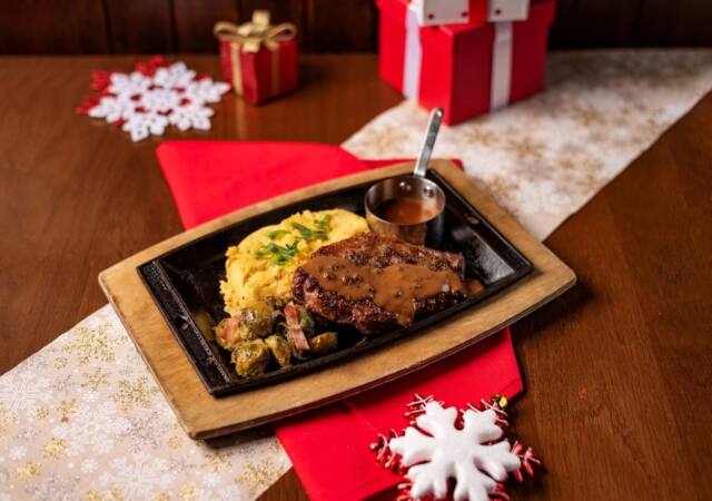 Festive Roasted Turkey, ζουμερό στήθος ψητής γαλοπούλας που περιχύνεται με βελούδινη Port Gravy sauce. Γιορτινή διακόσμηση με κόκκινες και λευκές χιονονιφάδες, δώρα και κόκκινο τραπεζομάντηλο.