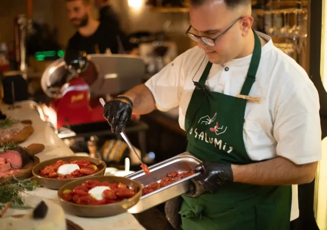 Μάγειρας ετοιμάζει την ιταλική σαλάτα στο Ma Che Vuoi στην Αθήνα.