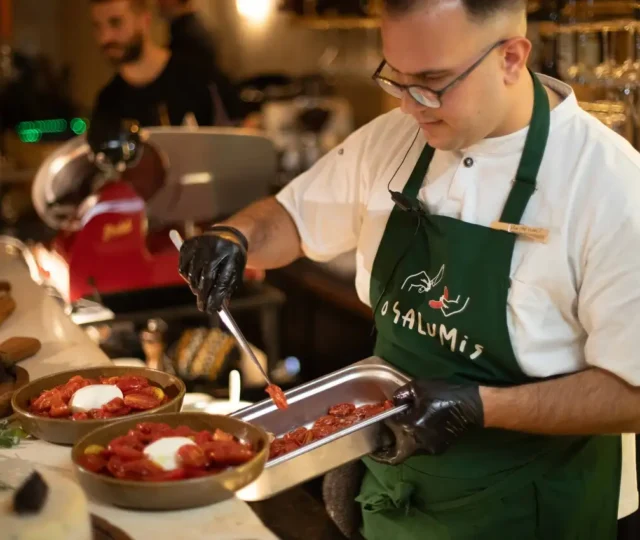 Μάγειρας ετοιμάζει την ιταλική σαλάτα στο Ma Che Vuoi στην Αθήνα.