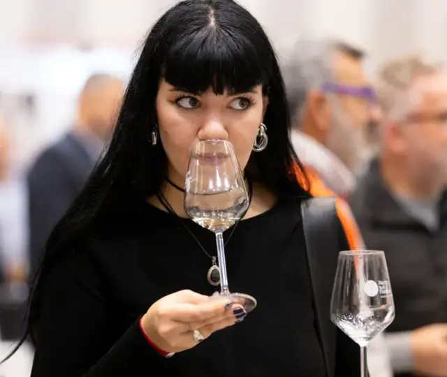 Γυναίκα στην οινική εκδήλωση δοκιμάζει κρασί