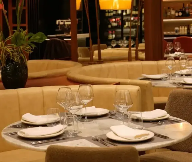 Ο εσωτερικός χώρος στο Papagalos στη Γλυφάδα