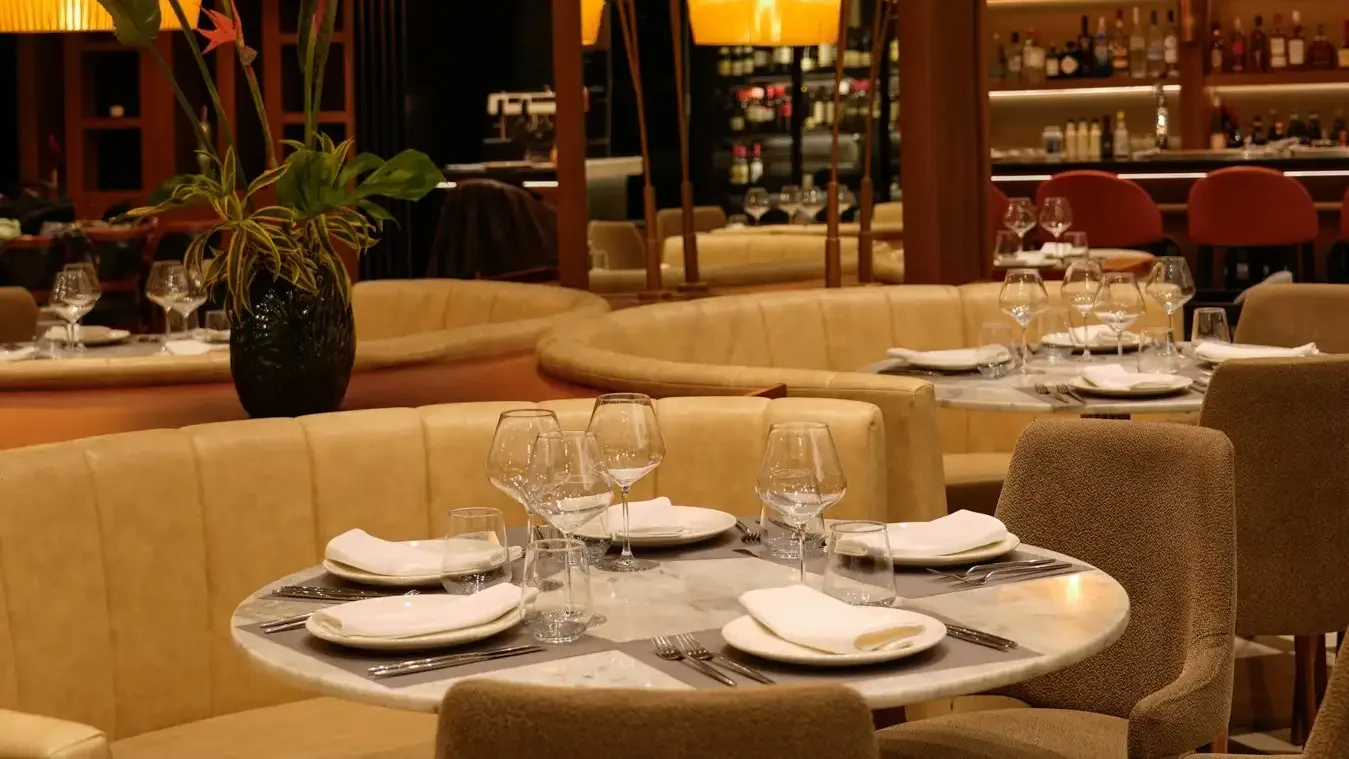 Ο εσωτερικός χώρος στο Papagalos στη Γλυφάδα