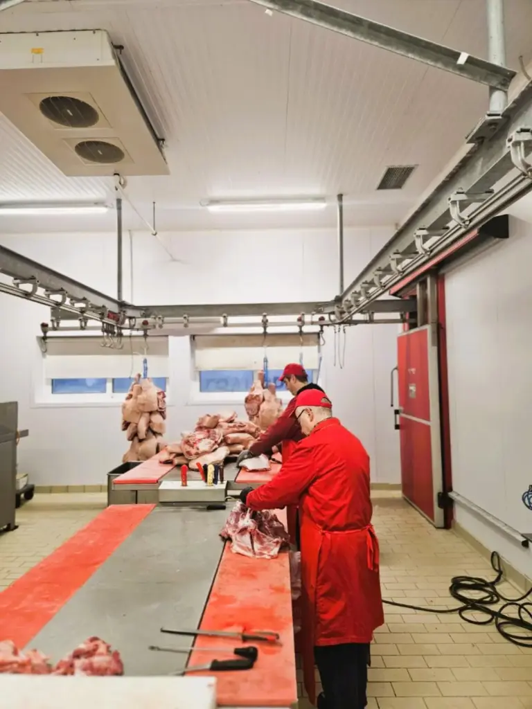 Εργαζόμενοι καθαρίζουν το κρέας στην Κρεατοσυκευαστική Λαμίας