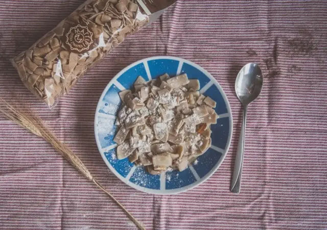 Το μαγγίρι σερβιρισμένο με τριμμένο τυρί