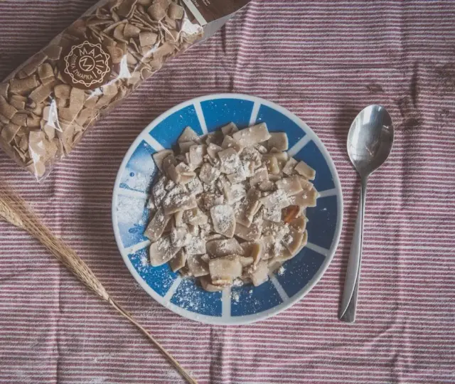 Το μαγγίρι σερβιρισμένο με τριμμένο τυρί